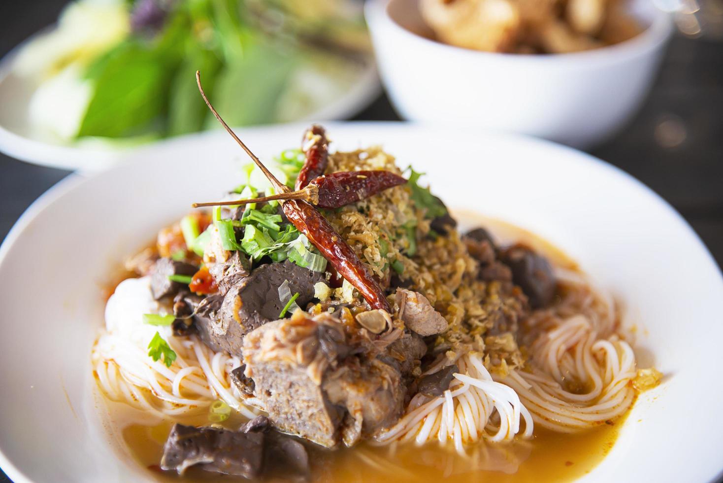 Juego de fideos picantes al estilo del norte de Tailandia - concepto de comida tailandesa foto