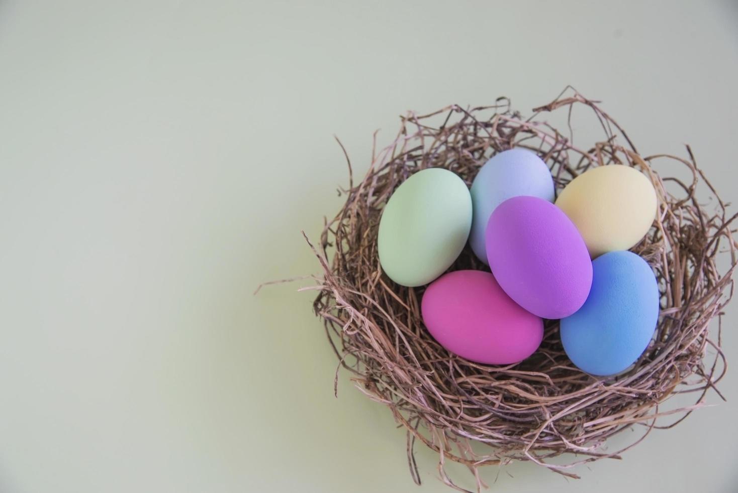 fondo de huevos de pascua pintados de colores - concepto de fondo de celebración de vacaciones de pascua foto