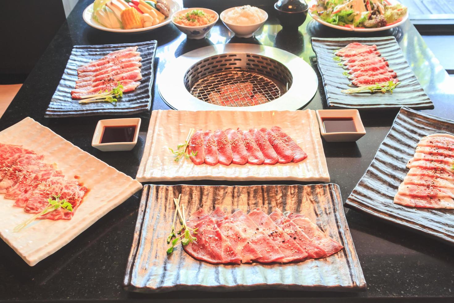 rebanada de carne de res y cerdo para barbacoa, comida japonesa, yakiniku foto