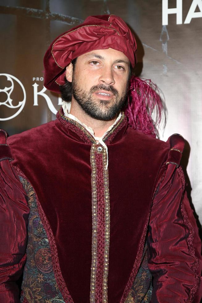 los angeles, 24 de octubre - maksim chmerkovskiy en la fiesta oficial de halloween de la revista maxim en la finca privada el 24 de octubre de 2015 en beverly hills, ca foto