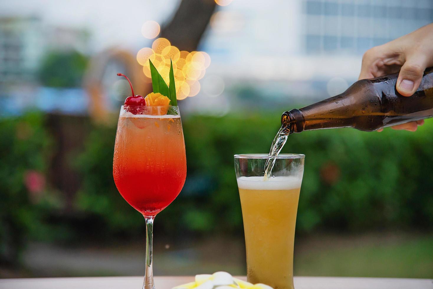 celebración de la gente en el restaurante con cerveza y mai tai o mai thai - gente de estilo de vida feliz con bebida feliz en el concepto de jardín foto