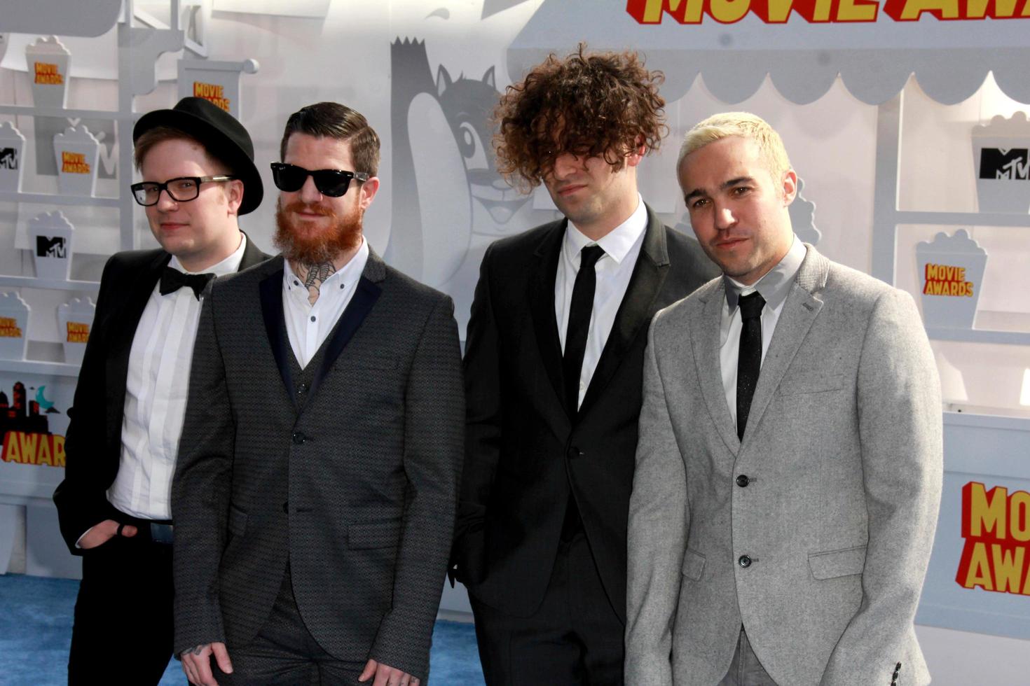 los angeles, 11 de febrero - patrick stump, andy hurley, joe trohman, pete goingz, fall out boy en los mtv movie awards 2015 en el teatro nokia el 11 de abril de 2015 en los angeles, ca foto