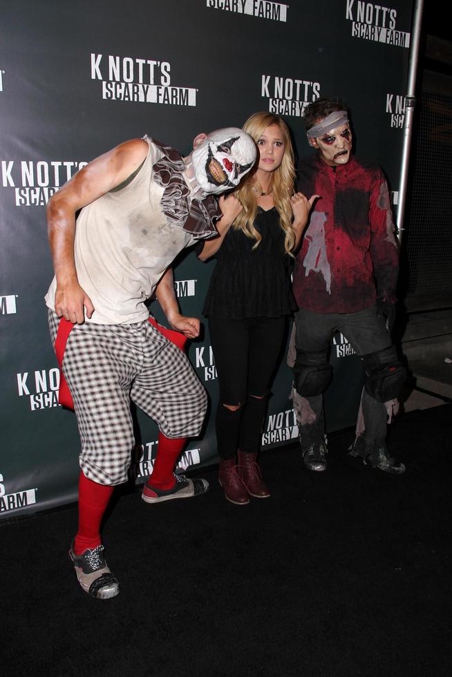 los angeles, 3 de octubre - olivia holt en la apertura vip de la celebridad de la granja de miedo de knott en la granja de bayas de knott el 3 de octubre de 2014 en buen park, ca foto