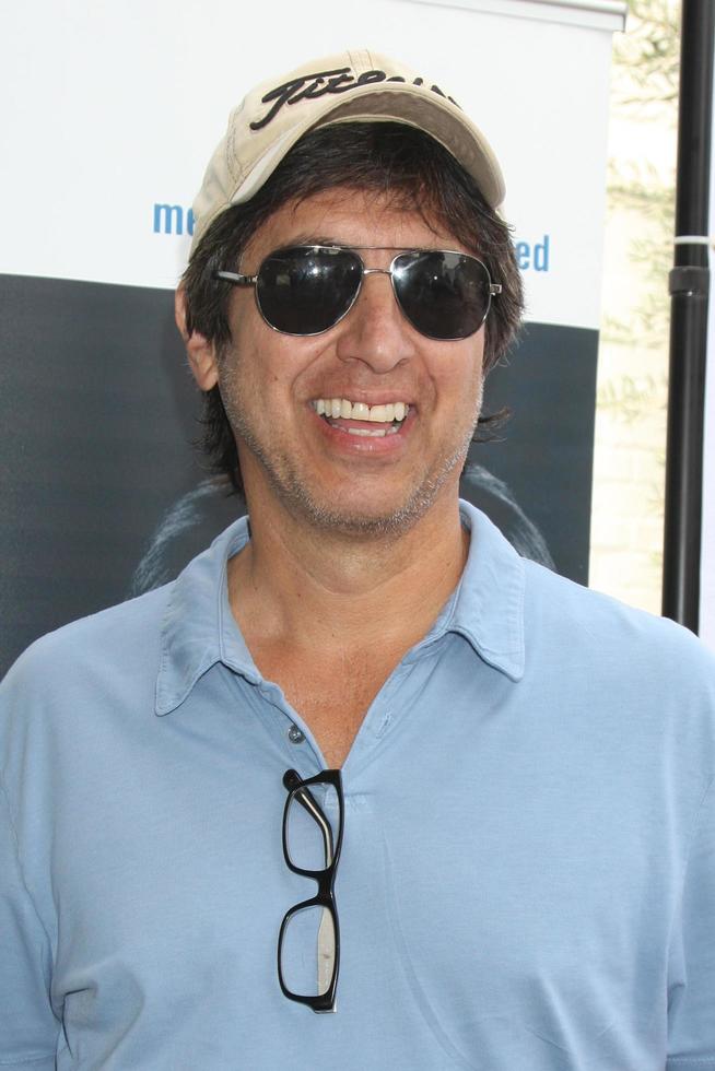 los angeles, 10 de noviembre - ray romano en el tercer clásico anual de golf de celebridades en beneficio de la fundación de investigación del melanoma en el club de golf junto al lago el 10 de noviembre de 2014 en burbank, ca foto