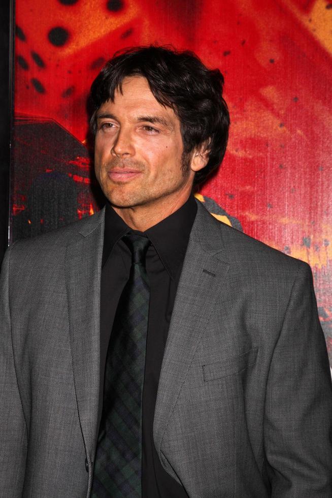 los angeles, 25 de enero - jason gedrick llega al estreno de luck los angeles de la serie hbo en el teatro chino graumans el 25 de enero de 2012 en los angeles, ca foto