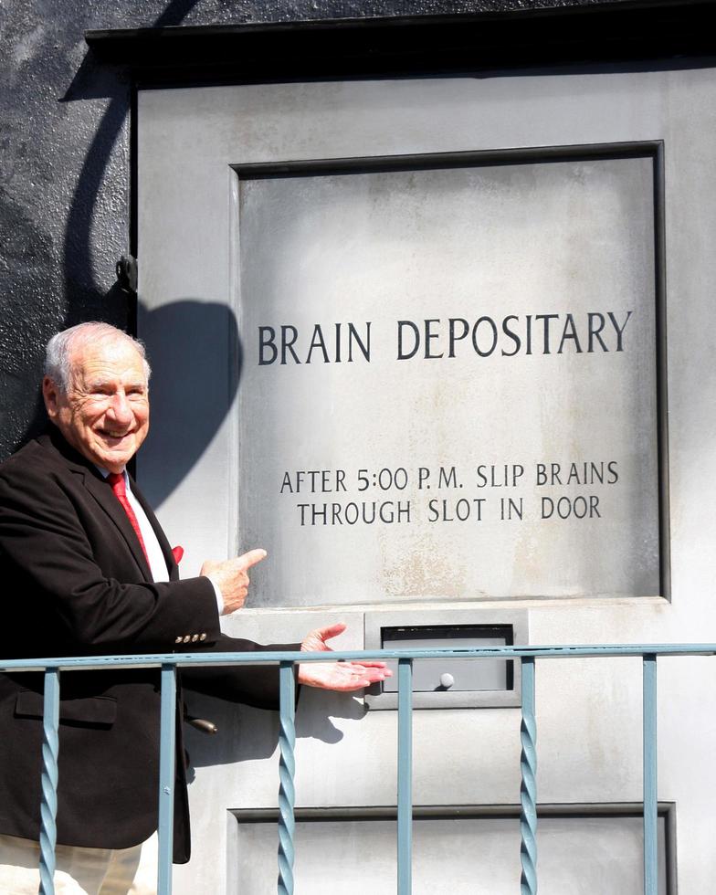 los angeles, 23 de octubre - mel brooks en la dedicación de la calle mel brooks y la presentación del mural del joven frankenstein en el lote 20th century fox el 23 de octubre de 2014 en la ciudad del siglo, ca foto