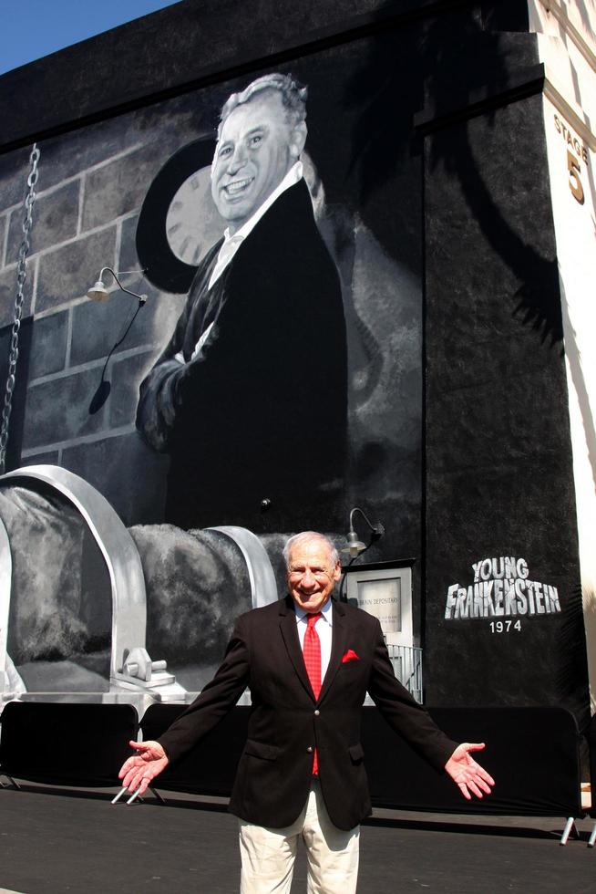 los angeles, 23 de octubre - mel brooks en la dedicación de la calle mel brooks y la presentación del mural del joven frankenstein en el lote 20th century fox el 23 de octubre de 2014 en la ciudad del siglo, ca foto