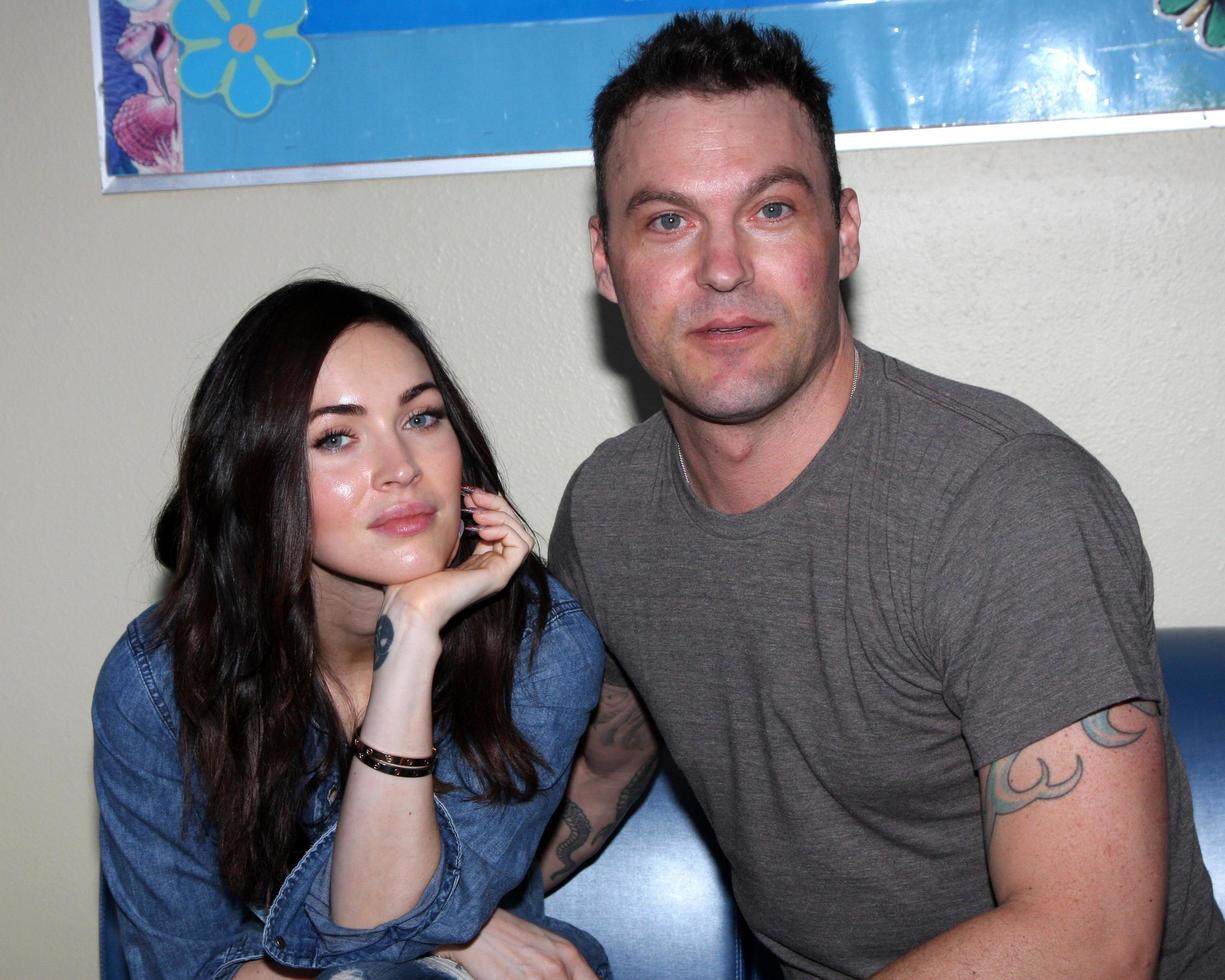 LOS ANGELES, SEP 16 - Megan Fox, Brian Austin Green at the Stars 4 Smiles, celebs visiting children at hospital at Harbor-UCLA Medical Center on September 16, 2014 in Torrance, CA photo