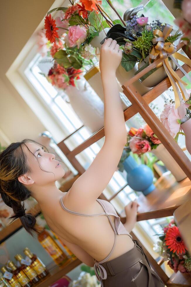 retrato de mujer bonita en un restaurante, café con sentimiento feliz foto