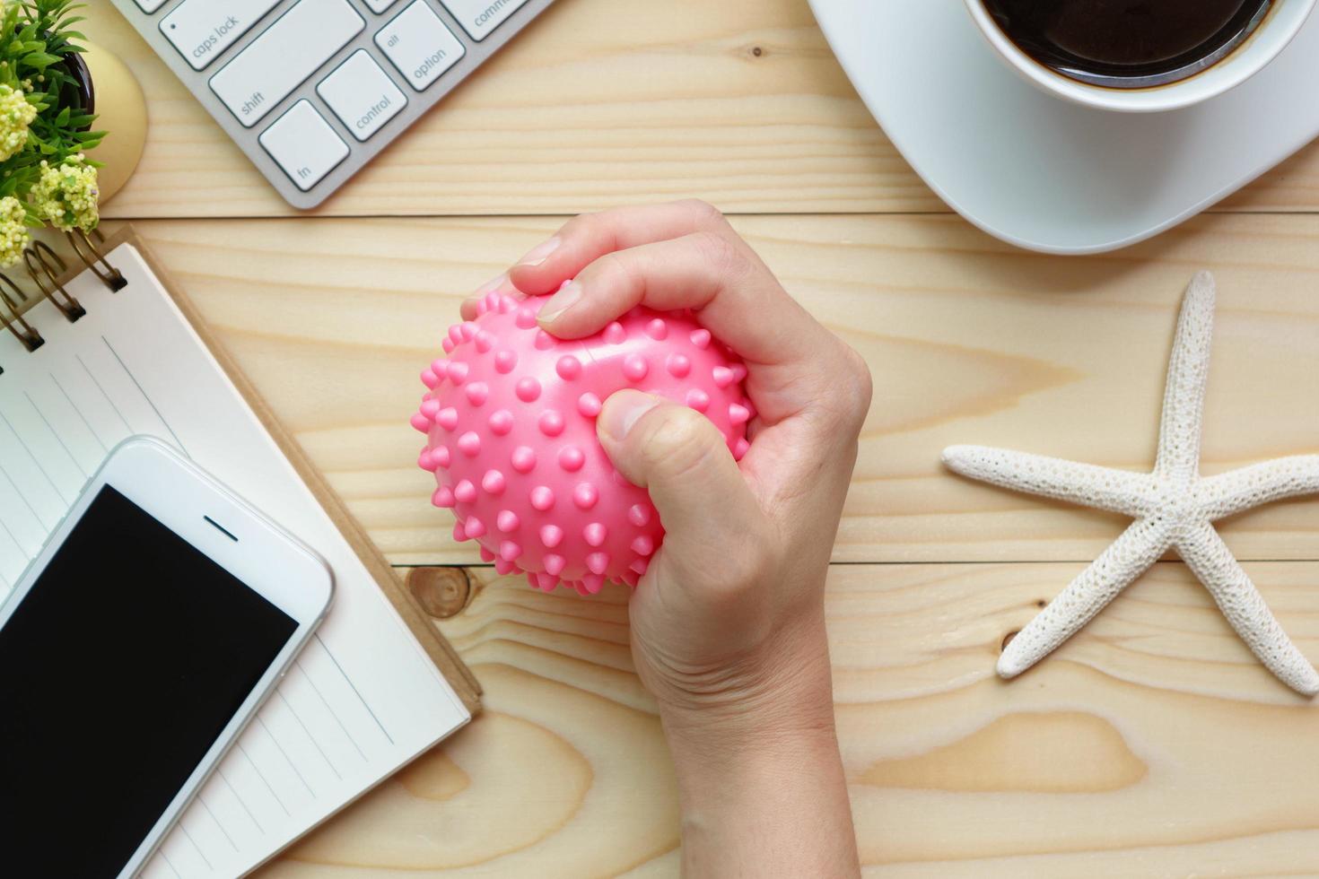 mujer de negocios sosteniendo una pelota antiestrés en la mano foto