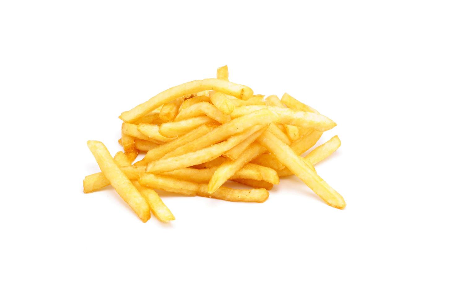 papas fritas sobre fondo blanco foto
