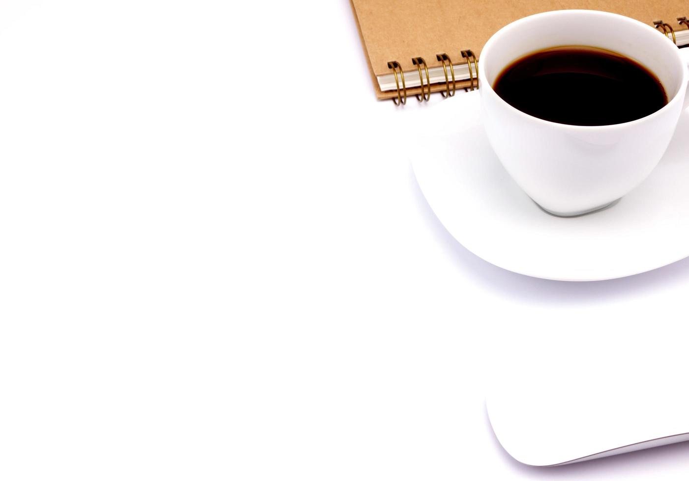 lugar de trabajo de negocios con una taza de café en una mesa blanca foto