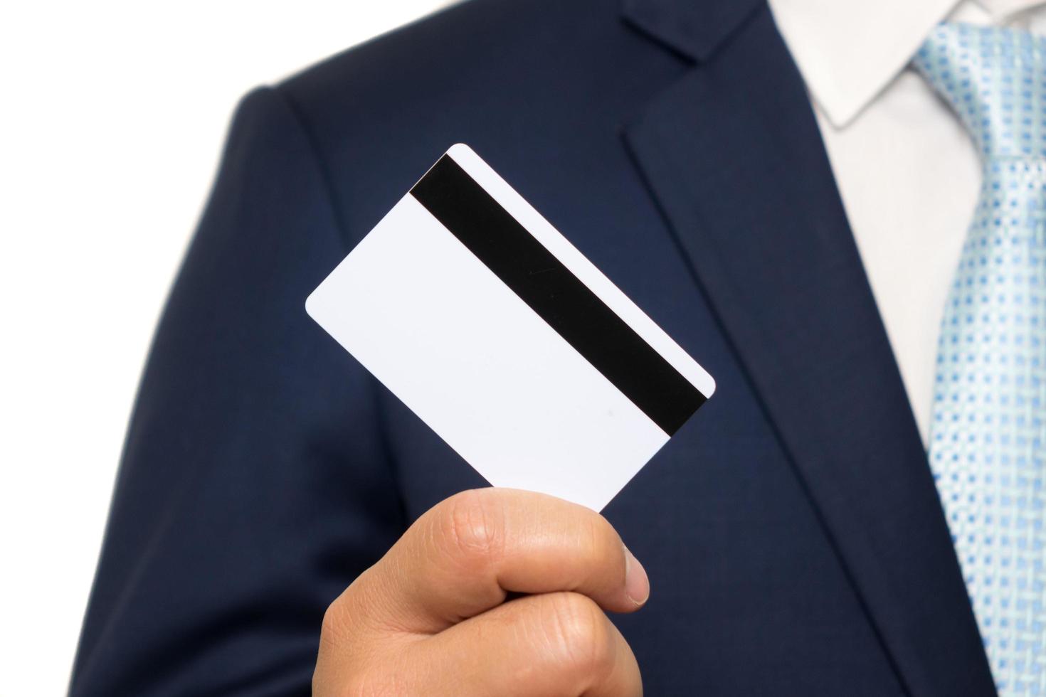 hombre que sostiene la tarjeta de crédito en blanco foto