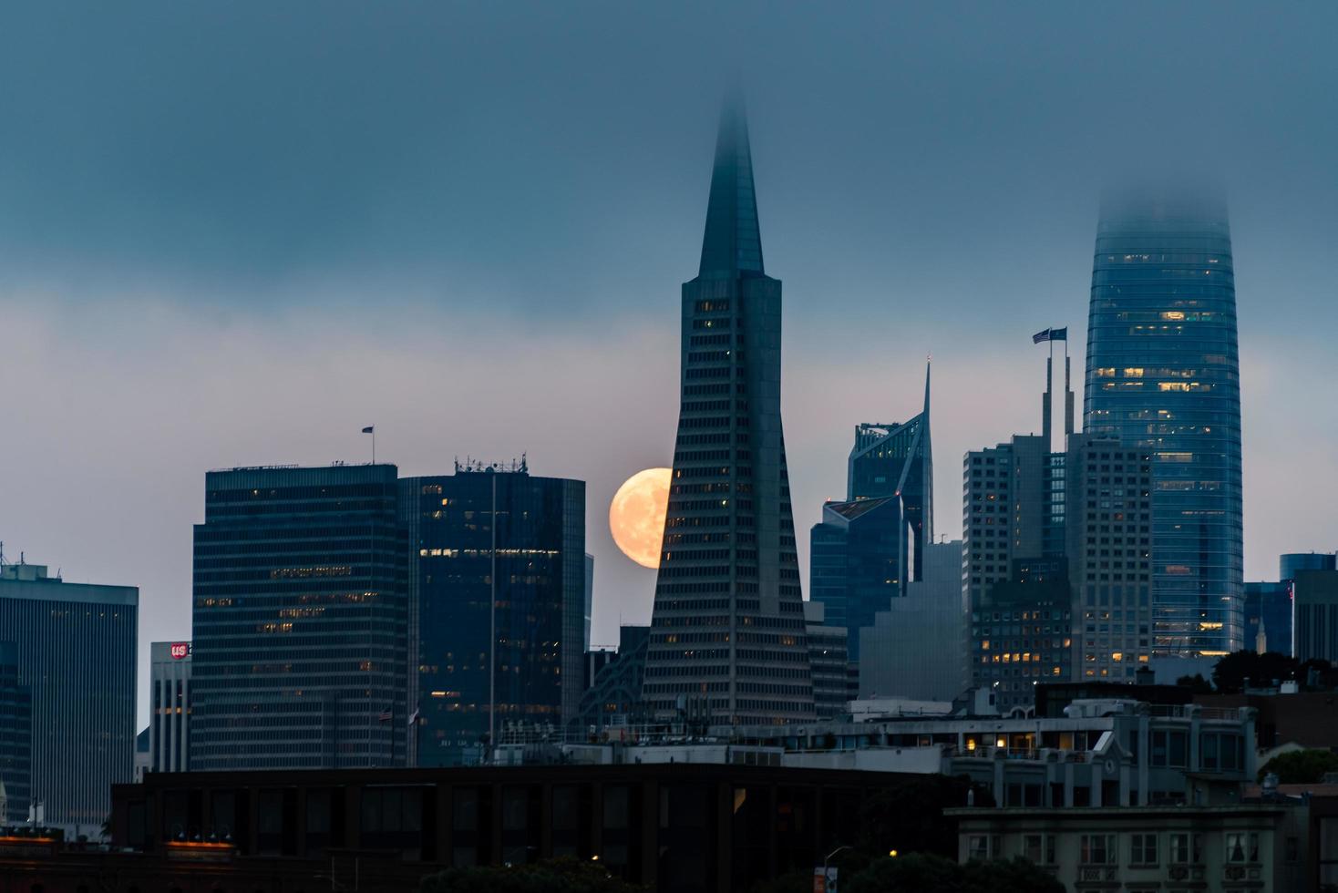 12 de julio de 2022 vista de super luna del centro de san francisco foto