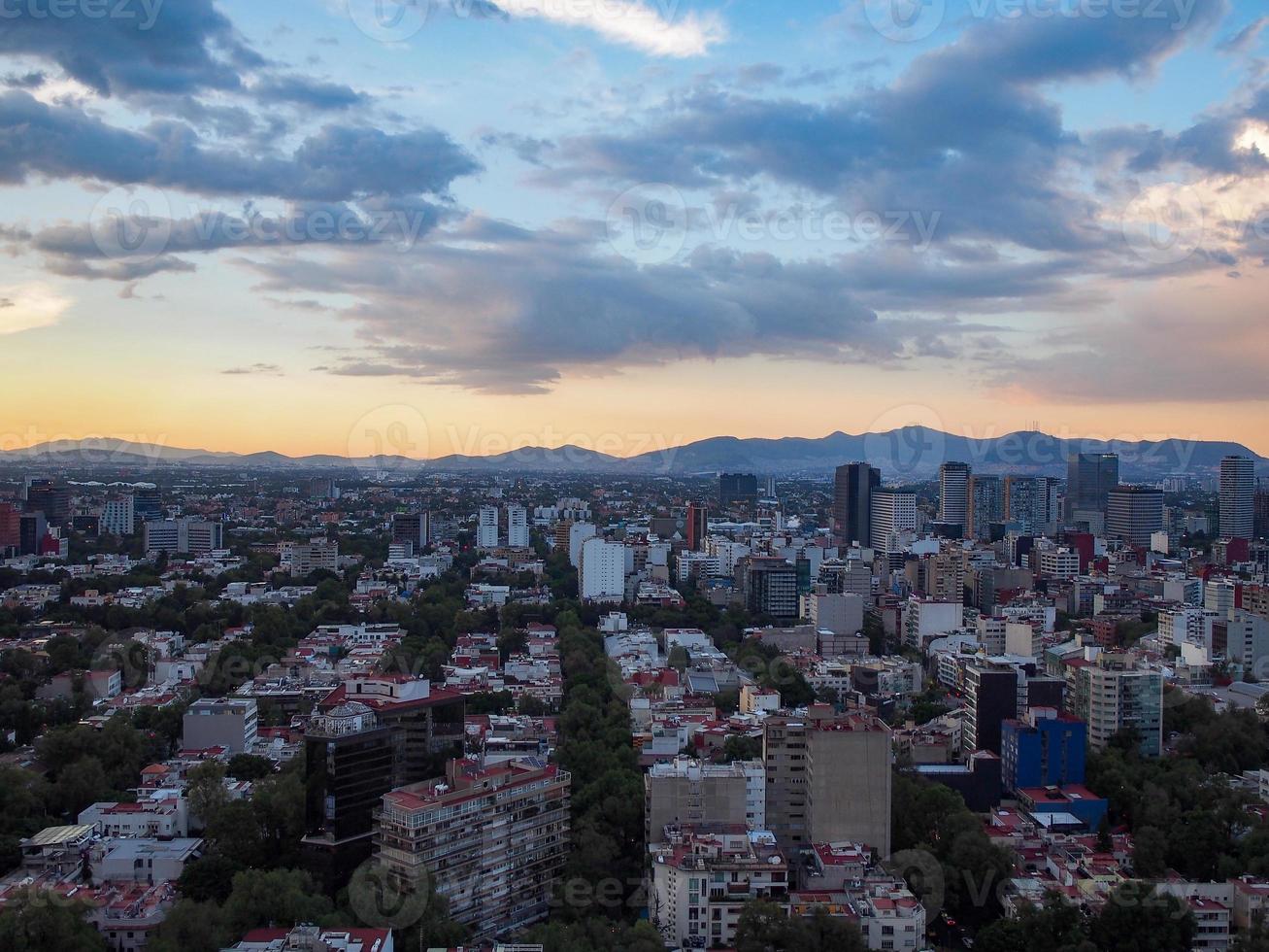 vista aérea de la ciudad de méxico polanco con maravilloso cielo azul nublado foto