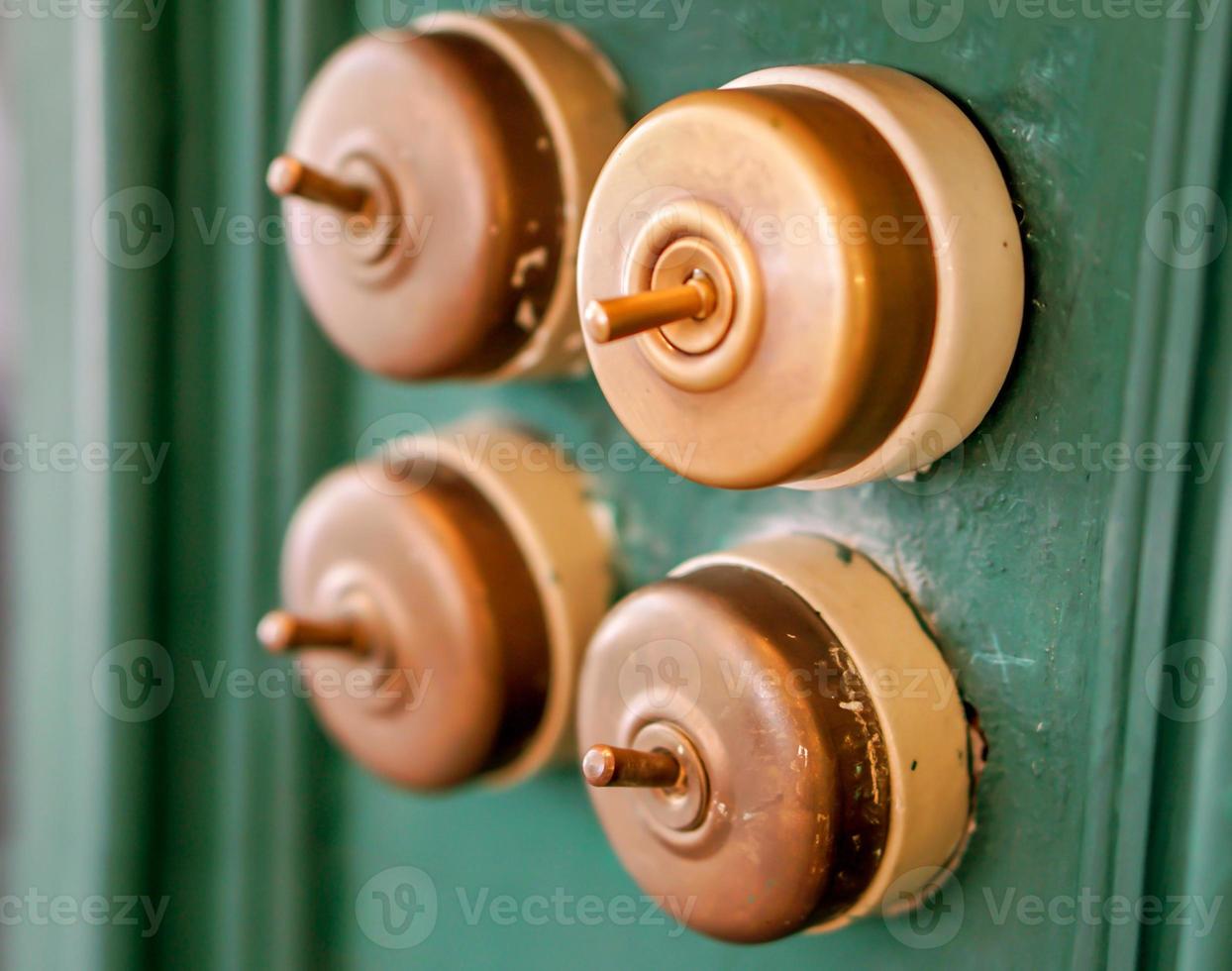 el interruptor de luz antiguo y vintage en el pilar de la casa verde de madera. foto