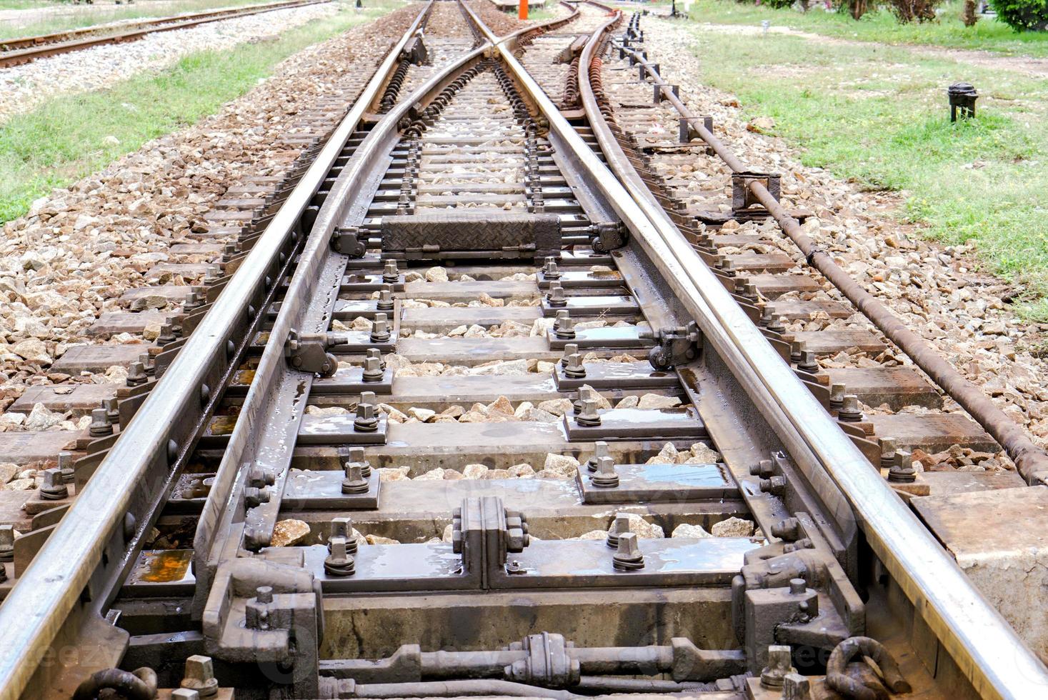 primer plano del ferrocarril de metal y gres con un cruce de bifurcación. foto