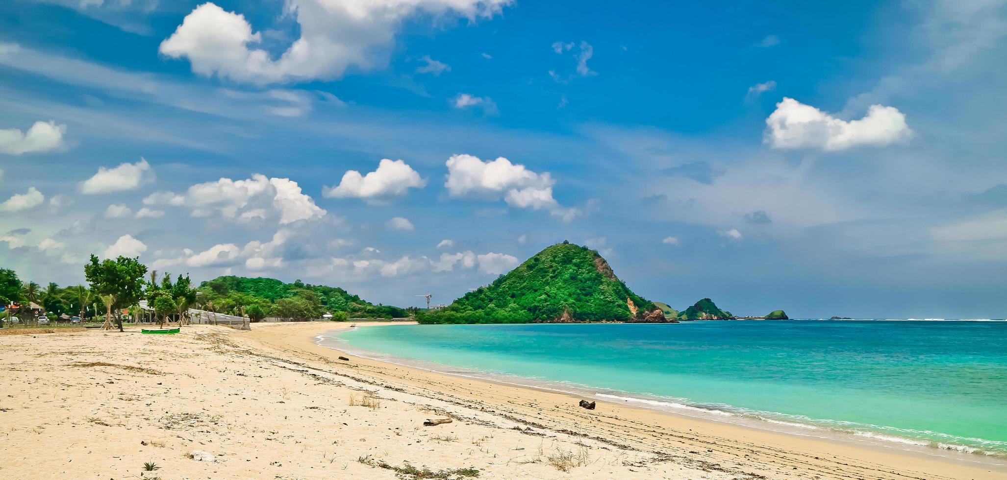 la belleza de la playa de mandalika en la isla de lombok, indonesia foto