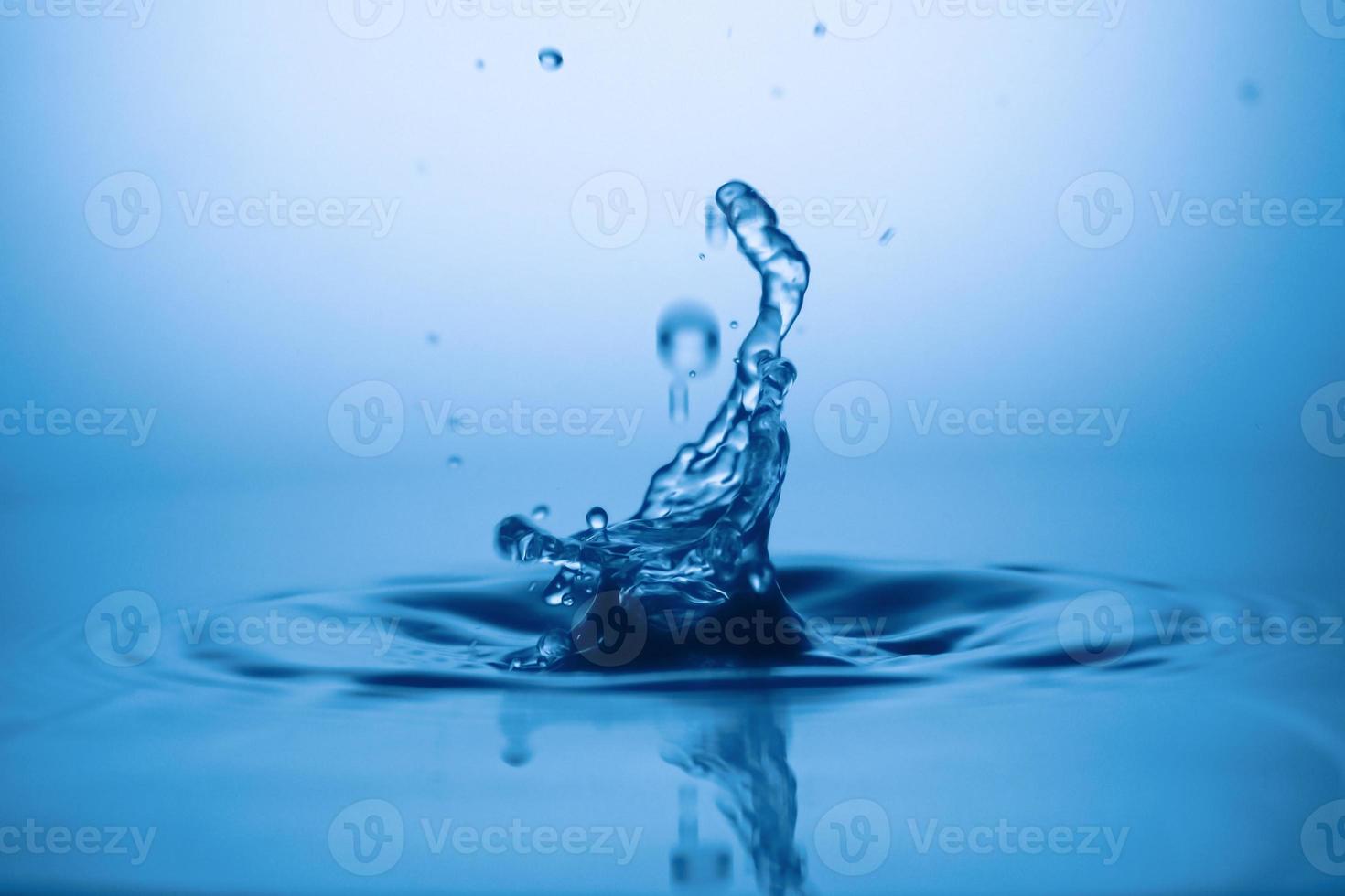 gotas de agua y salpicaduras. concepto de fondo abstracto de forma de agua. foto