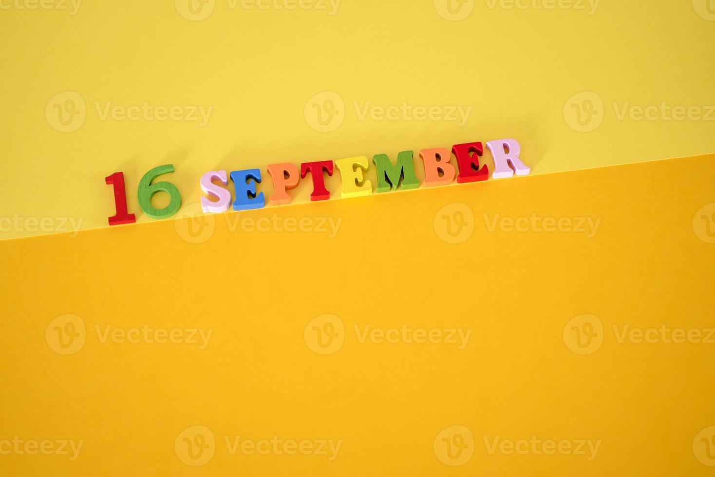 16 de septiembre sobre un fondo de papel amarillo con espacio para texto. foto