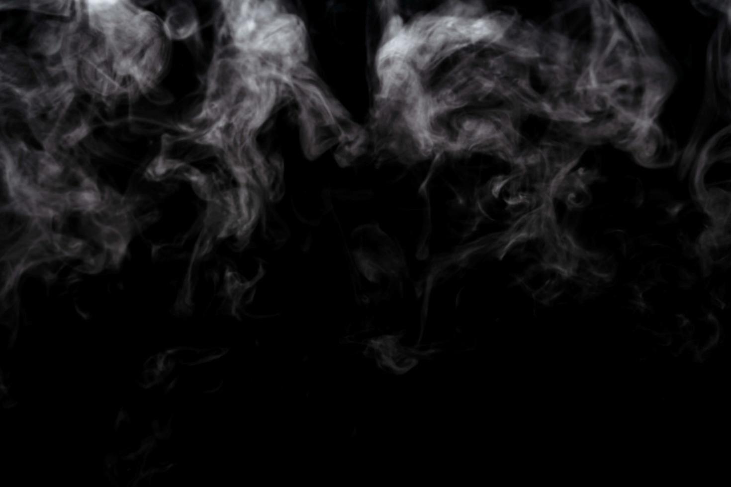 polvo abstracto o efecto de humo aislado en fondo negro, fuera de foco foto