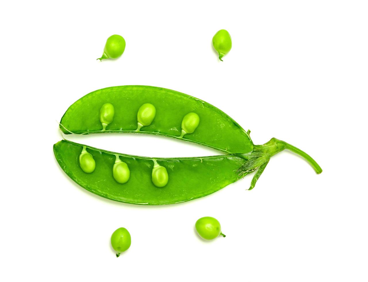 Green peas isolated on white background photo