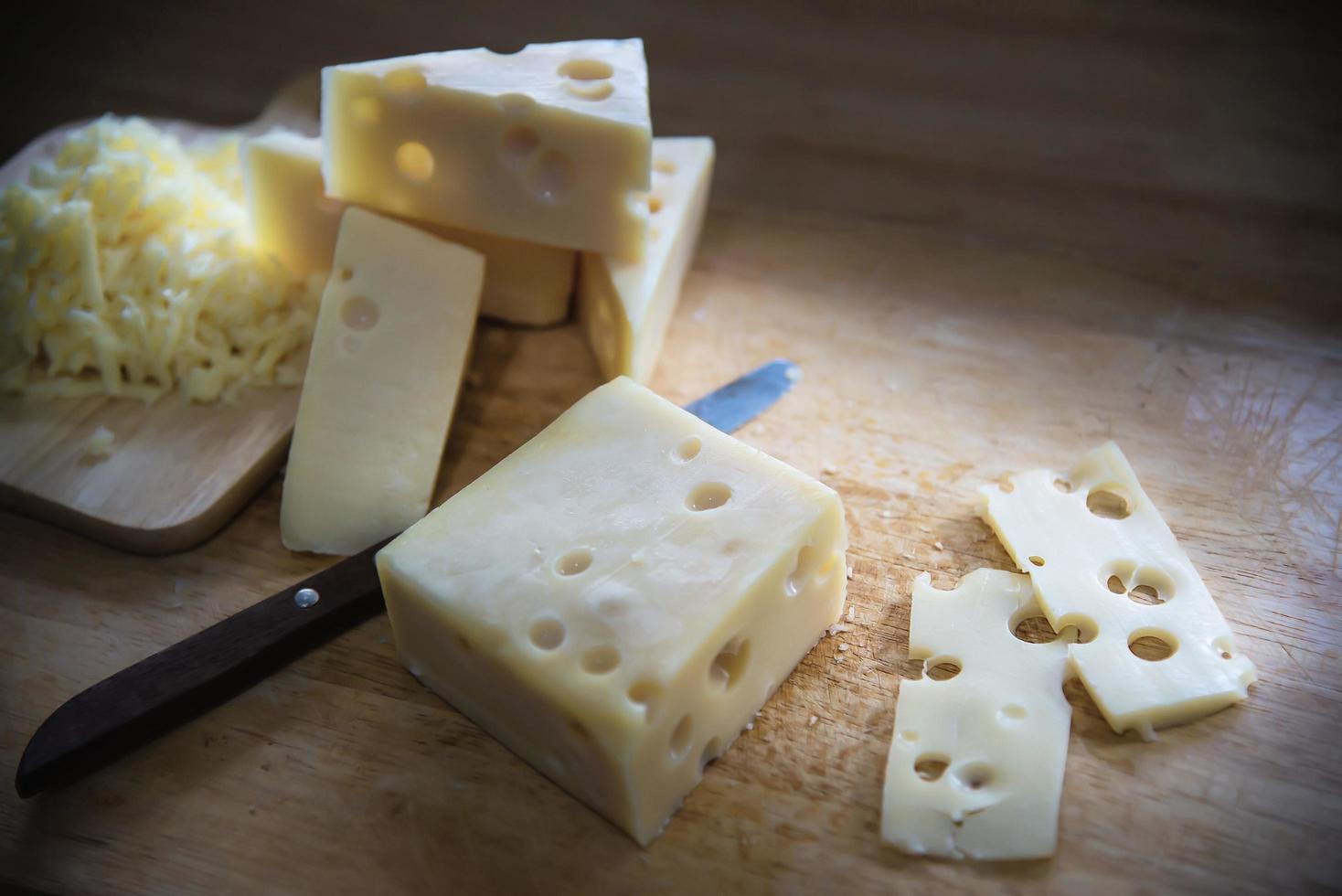 hermosos quesos en la cocina - concepto de preparación de comida de queso foto