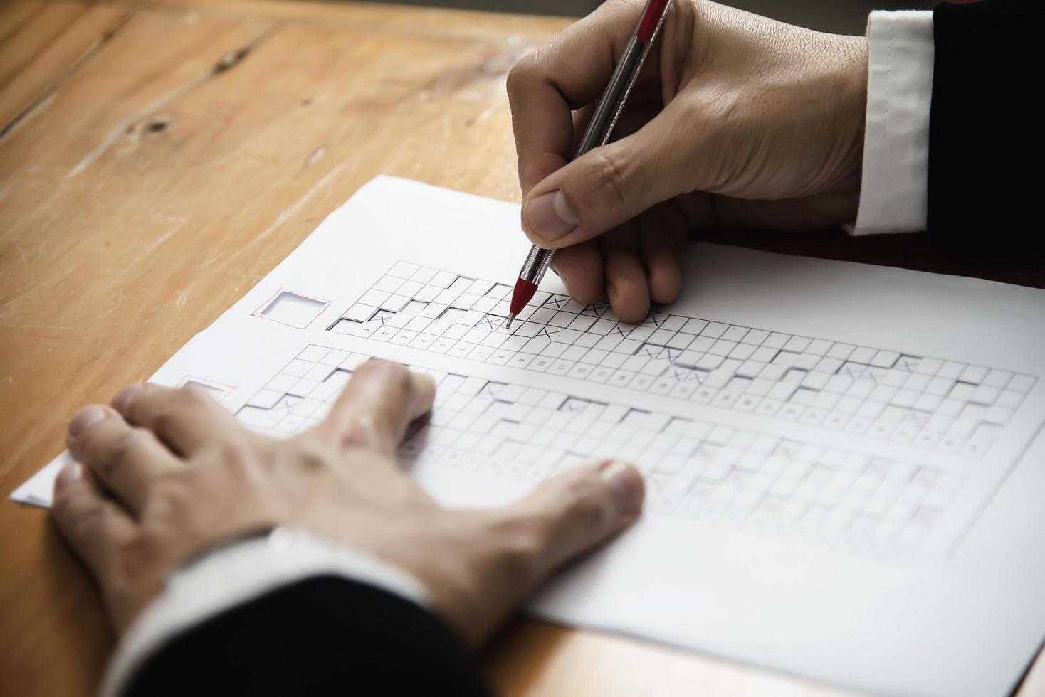 Instructor revisando el examen de la hoja de respuestas de opciones múltiples: personas de educación que trabajan con el concepto de prueba en papel foto