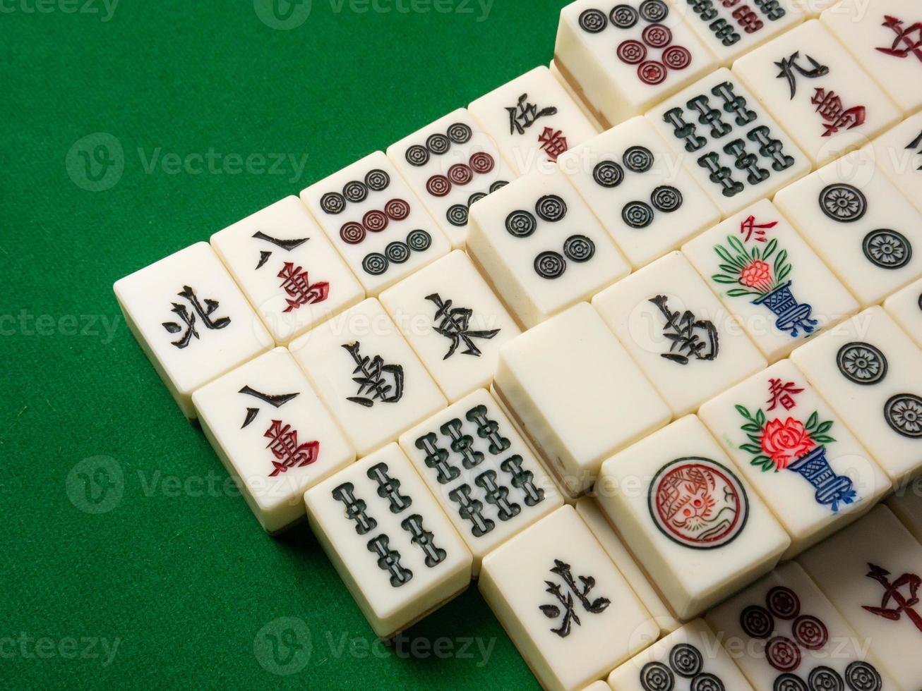 el mahjong en la mesa antiguo juego de mesa asiático imagen de primer plano foto