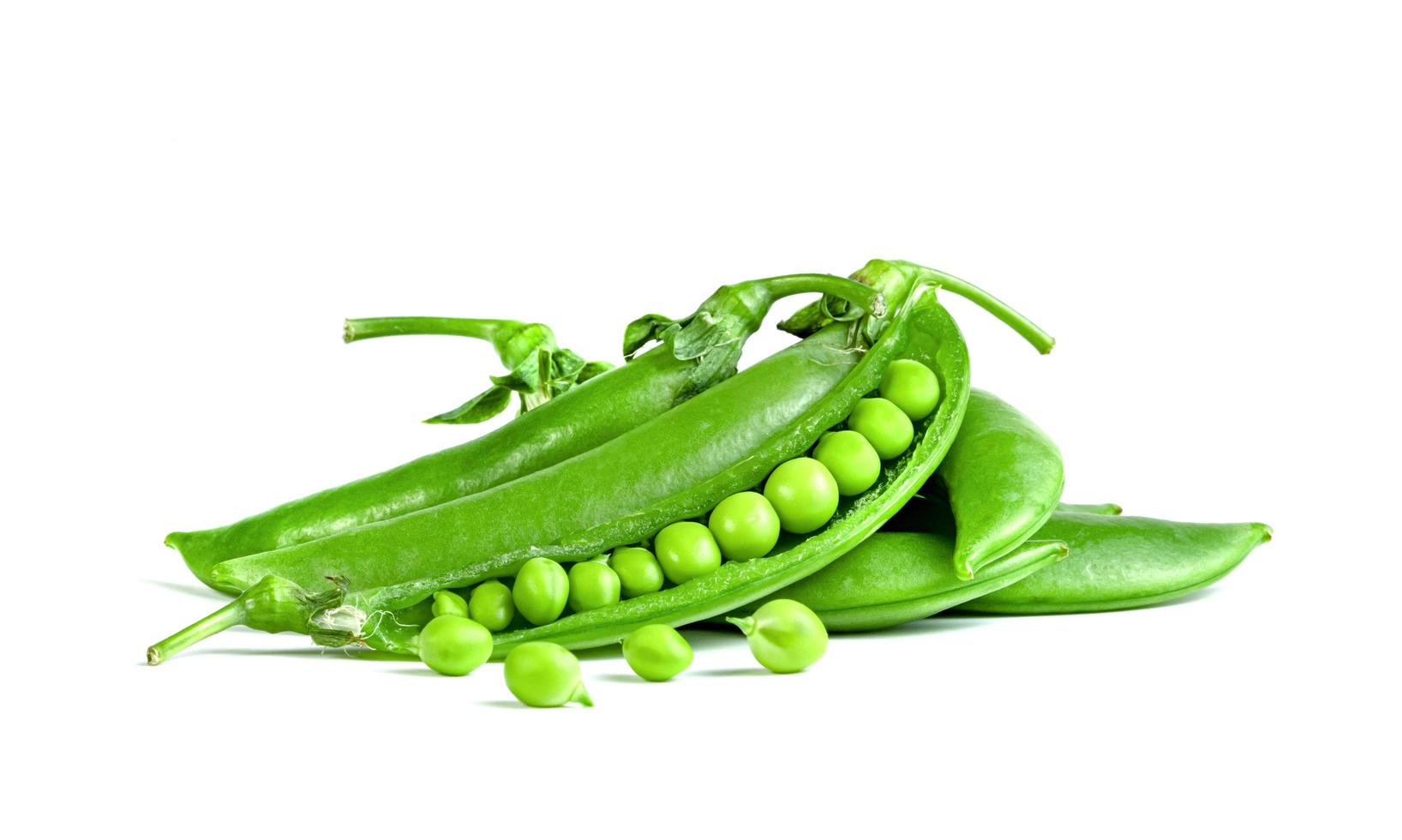 guisantes verdes aislado sobre fondo blanco. foto