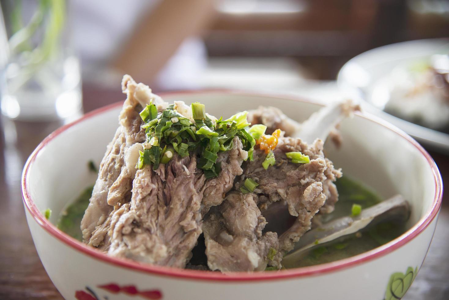 sopa de hueso de cerdo caliente y picante - famosa receta tailandesa foto