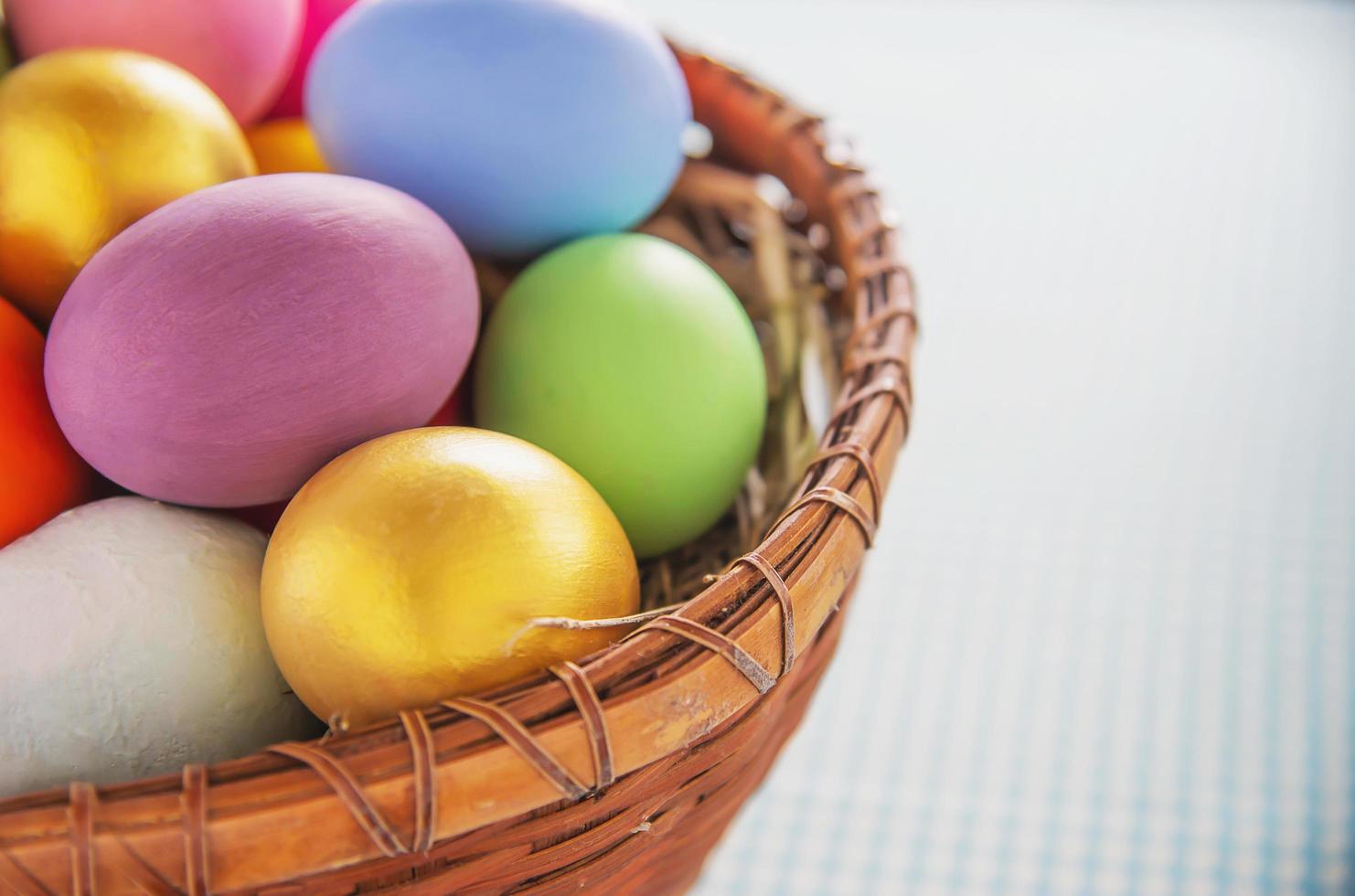 fondo de huevos de pascua pintados de colores - concepto de fondo de celebración de vacaciones de pascua foto