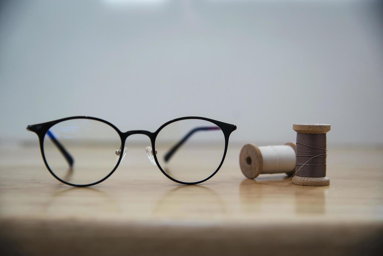 bordado vintage sobre fondo de mesa de madera - concepto de fondo diy hecho a mano foto