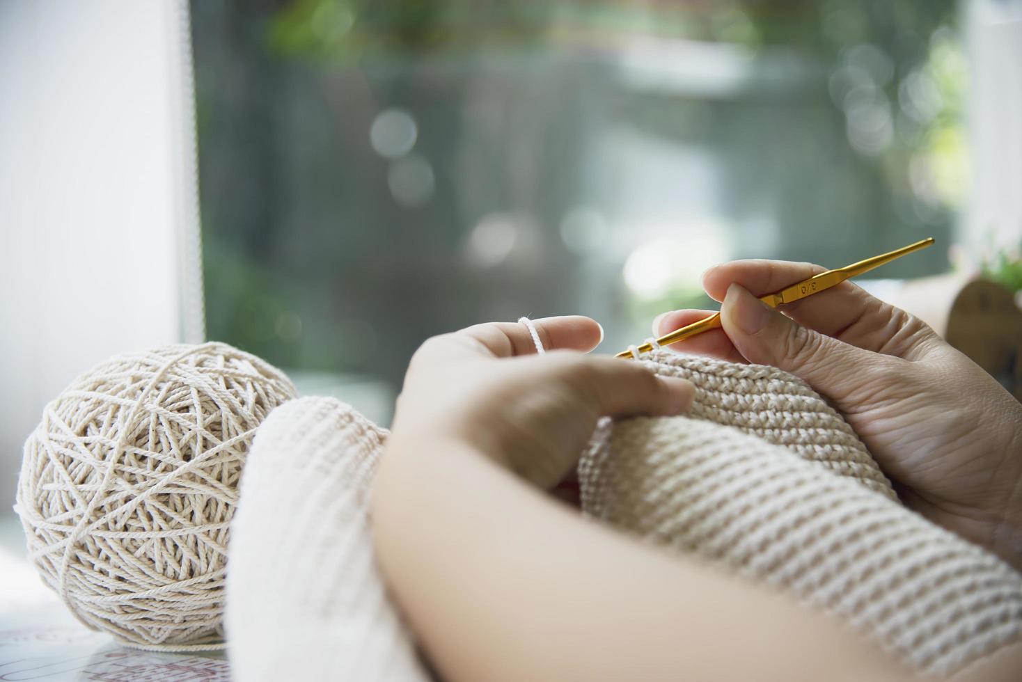 manos de mujer haciendo trabajo de tejer en casa - personas con concepto de trabajo diy en casa foto