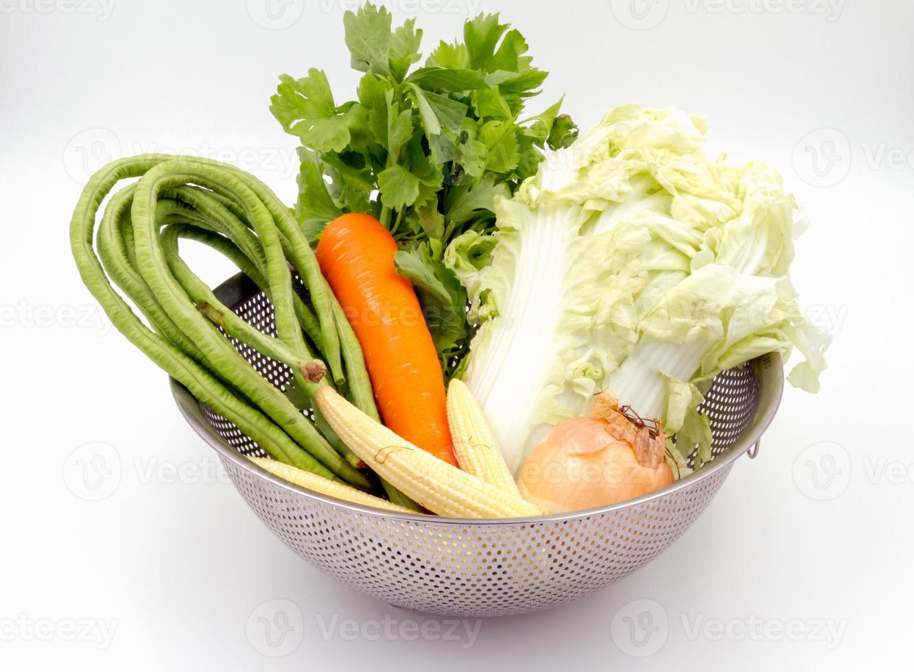 varios tipos de verduras en cesta de aluminio sobre fondo blanco. foto