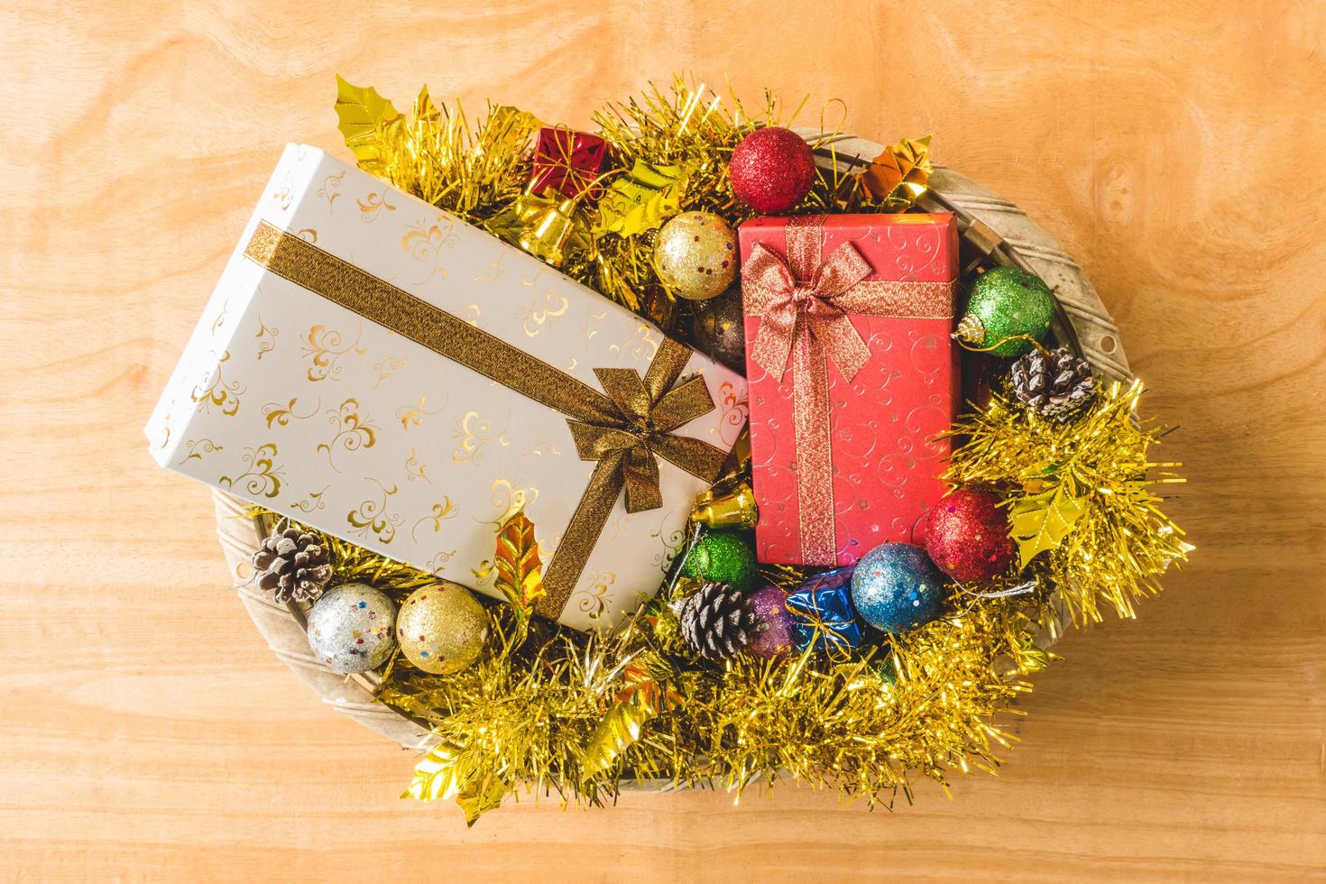 vista superior de cajas de regalo con decoración navideña sobre fondo de mesa de madera. foto