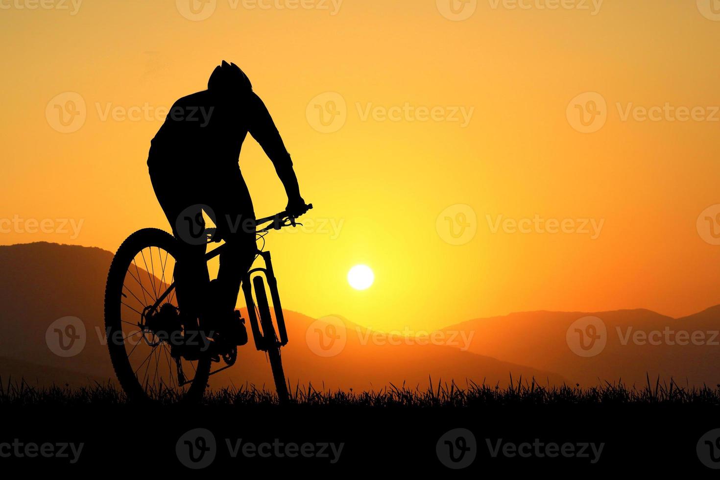 Silhouette of mountain bikers with beautiful views. bike exercise concept photo