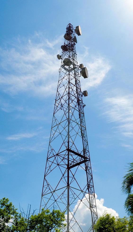 grandes torres de comunicación por satélite en Tailandia con el fondo del cielo foto