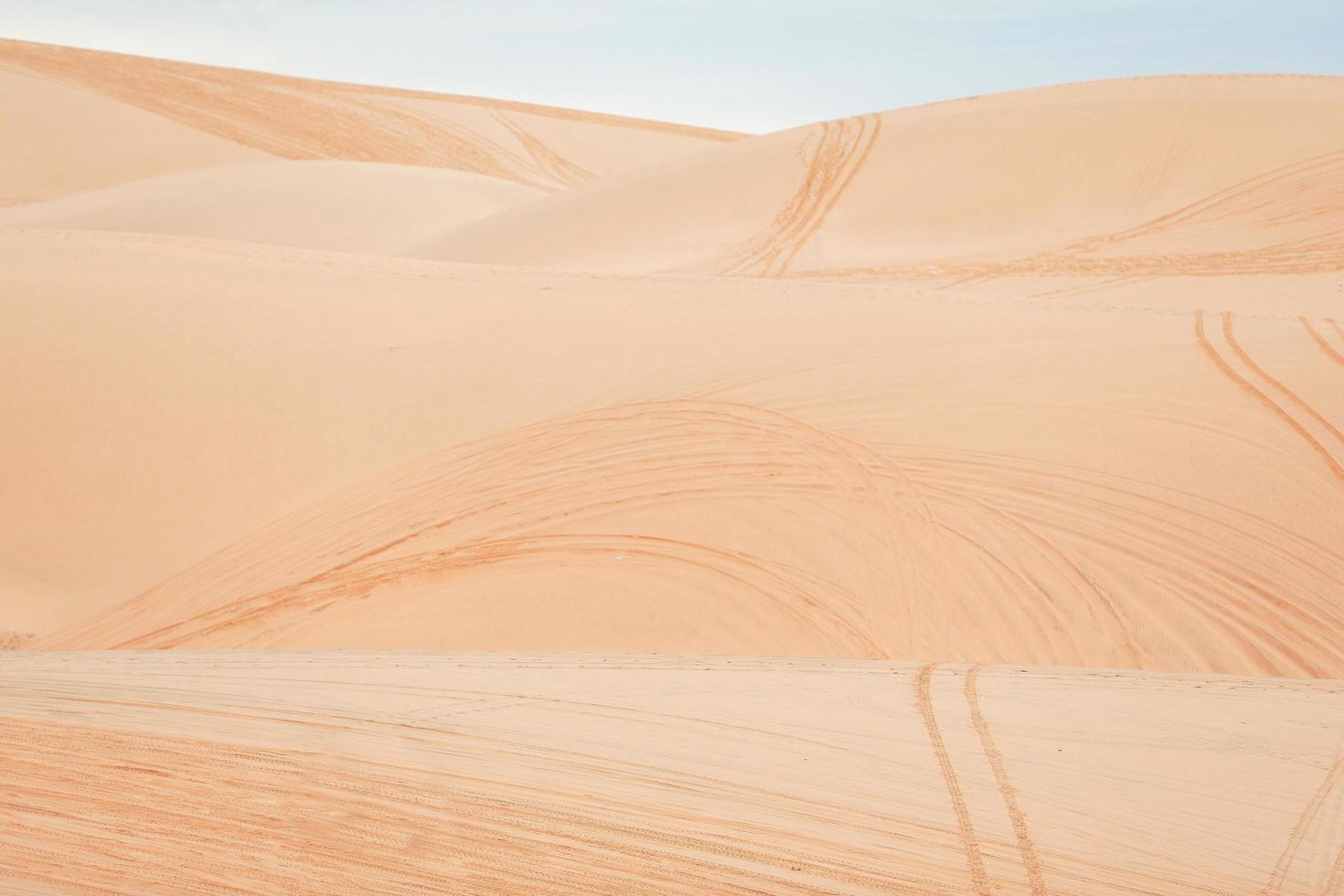 un hermoso paisaje, crudo de cielo azul en el desierto, hermoso paisaje de dunas de arena blanca el popular lugar de atracción turística en mui ne, vietnam. foto