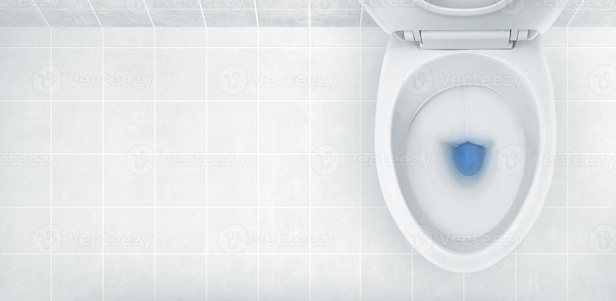 vista superior de la taza del inodoro, lavado de detergente azul en ella foto