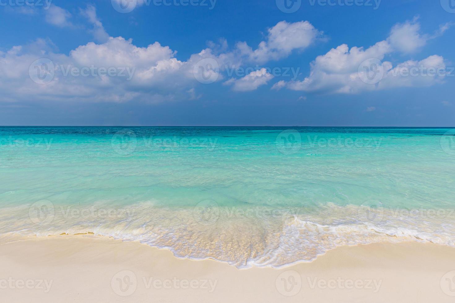 playa tropical, costa costera. olas relajantes chapoteando en la laguna oceánica. increíble escena natural, exótico paisaje de playa foto