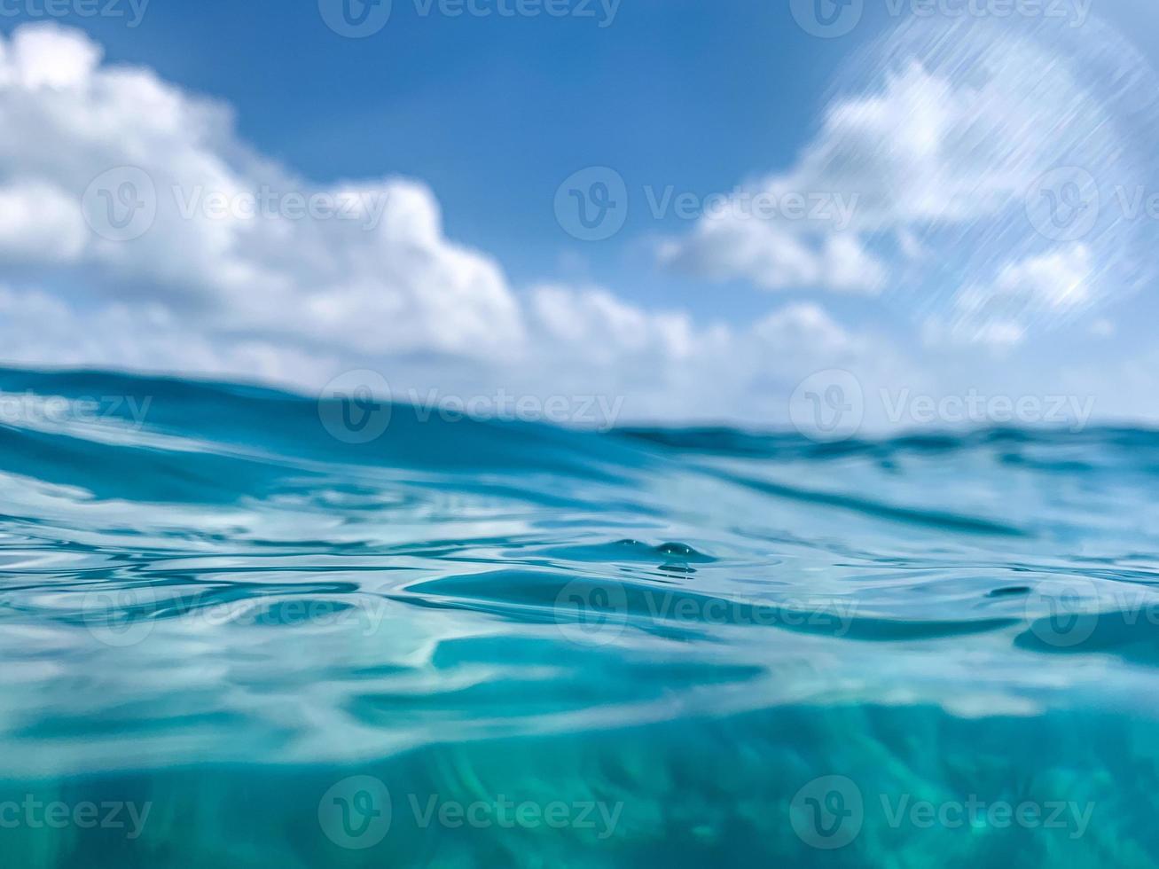 vista al mar abstracta. superficie azul del agua del mar o del océano y bajo el agua con cielo soleado y nublado foto