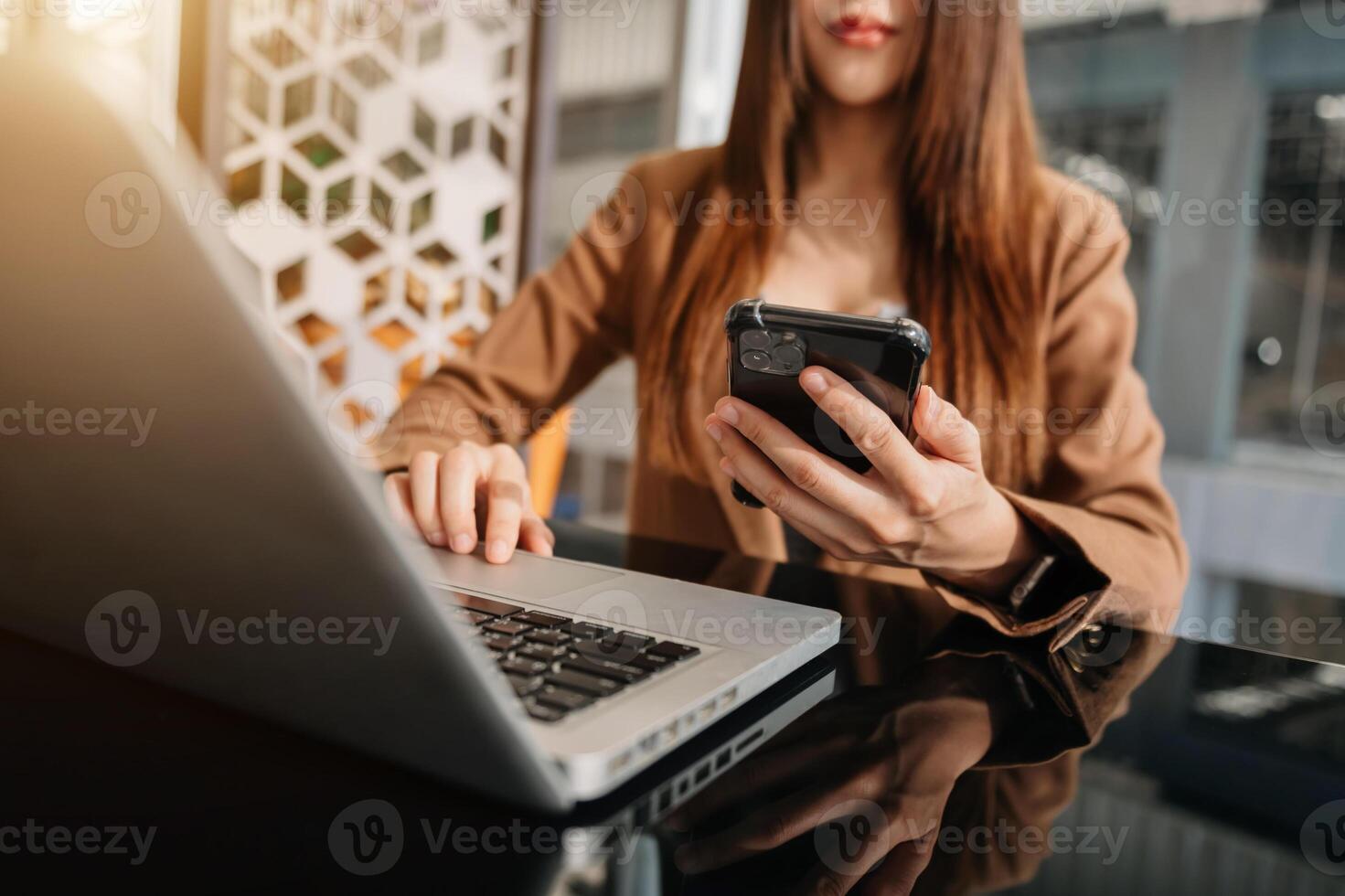 mujer asiática que usa un teléfono inteligente para pagos móviles, compras en línea, canal omni, sentada en la mesa, pantalla de interfaz gráfica de iconos virtuales foto