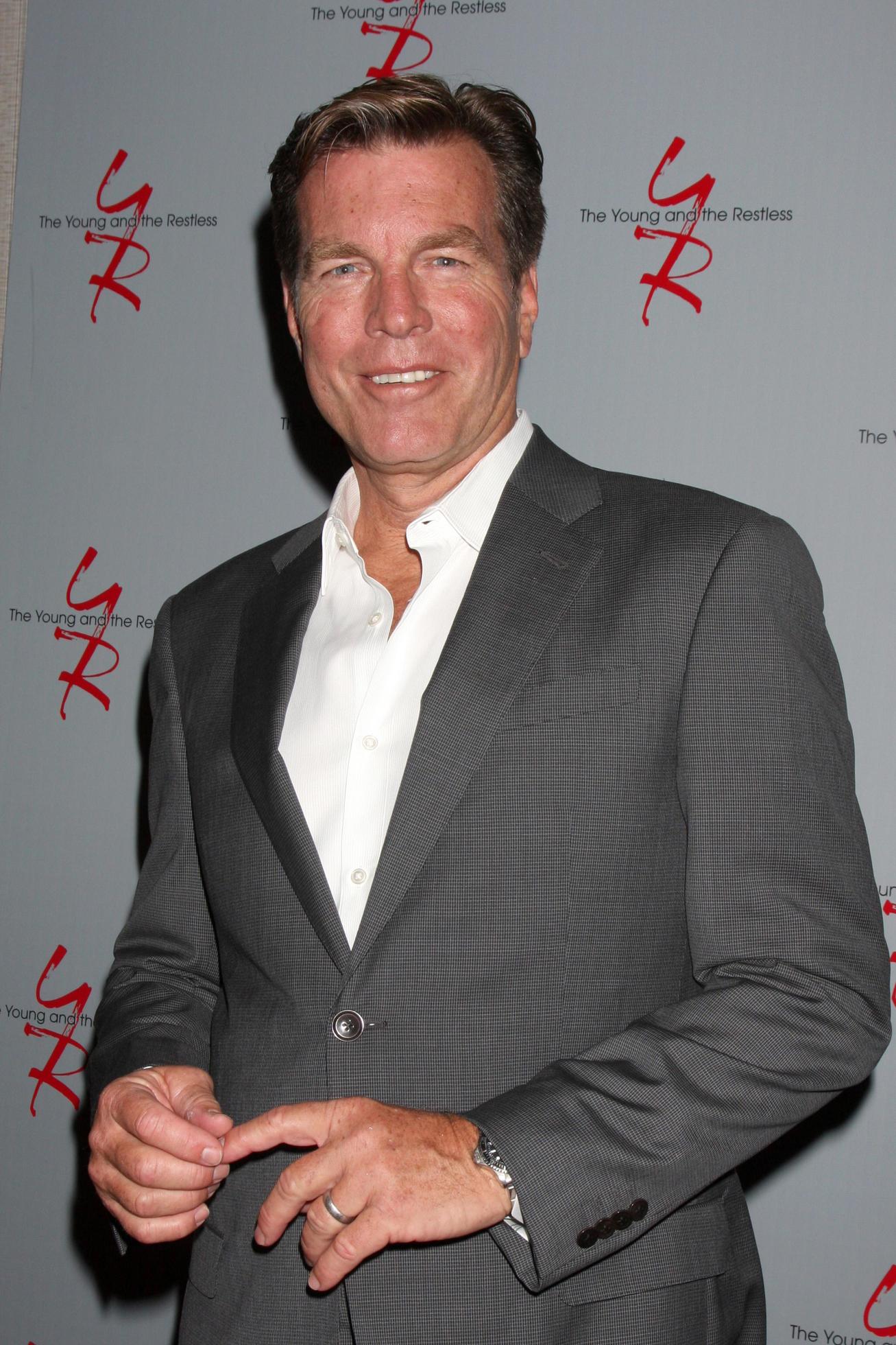 LOS ANGELES, AUG 24 - Peter Bergman at the Young and Restless Fan Club