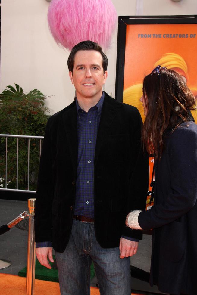 los angeles, 19 de febrero - ed helms llega al estreno de lorax en el anfiteatro gibson el 19 de febrero de 2012 en los angeles, ca foto