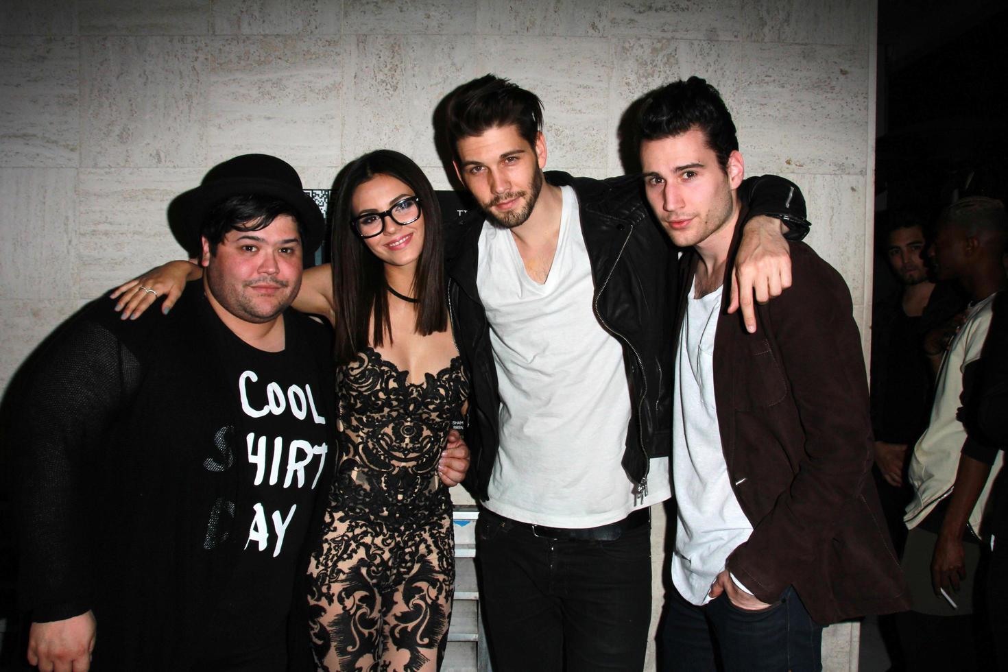 los angeles, 12 de marzo - harvey guillen, victoria justice, casey jon deidrick, john garet stoker en la fiesta de portada de la revista kode primavera 2015 en el estándar el 12 de marzo de 2015 en west hollywood, ca foto