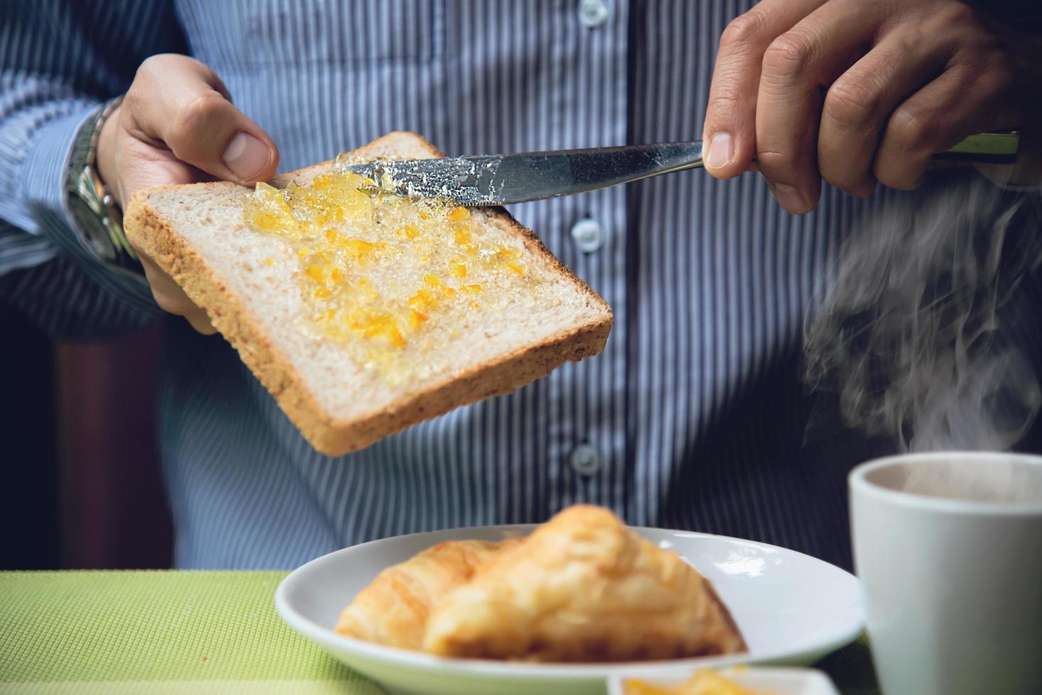 hombre de negocios come el desayuno americano en un hotel - la gente toma un desayuno en concepto de hotel foto