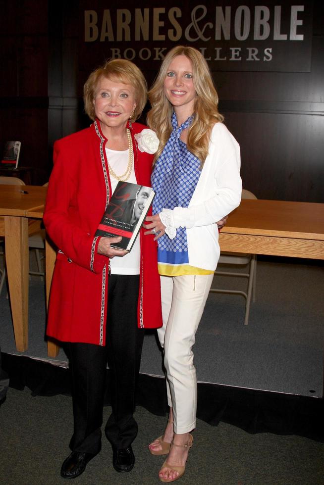 LOS ANGELES, JUN 21 - Lee Bell, Lauralee Bell at a booksigning for THE YOUNG AND RESTLESS LIFE OF WILLIAM J BELL at Barnes and Noble, The Grove on June 21, 2012 in Los Angeles, CA photo