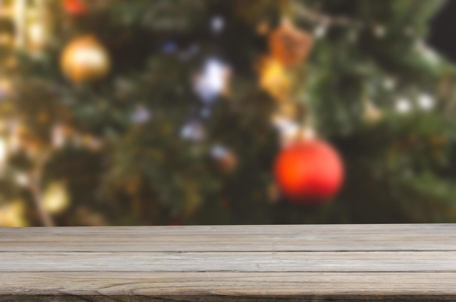 producto de mesa de madera mostrador vacío fondo borroso abstracto decoración festiva de año nuevo y navidad mostrar tono retro vintage. foto