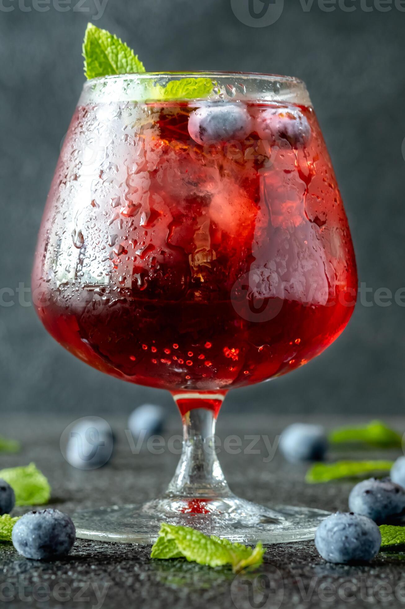 Blueberry Gin Smash cocktail 10111283 Stock Photo at Vecteezy